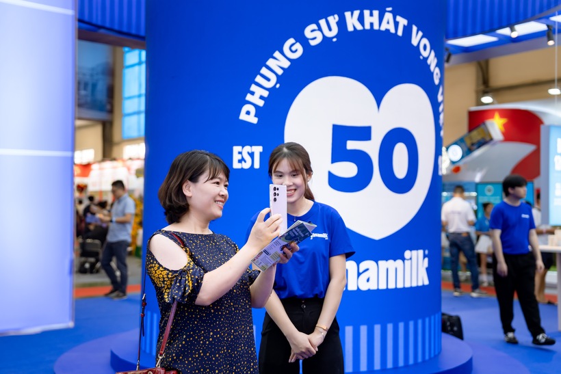 Khách tham quan tương tác tại khu vực “trái tim phụng sự” để khám phá câu chuyện 50 năm của Vinamilk (Ảnh: Duy Cường).