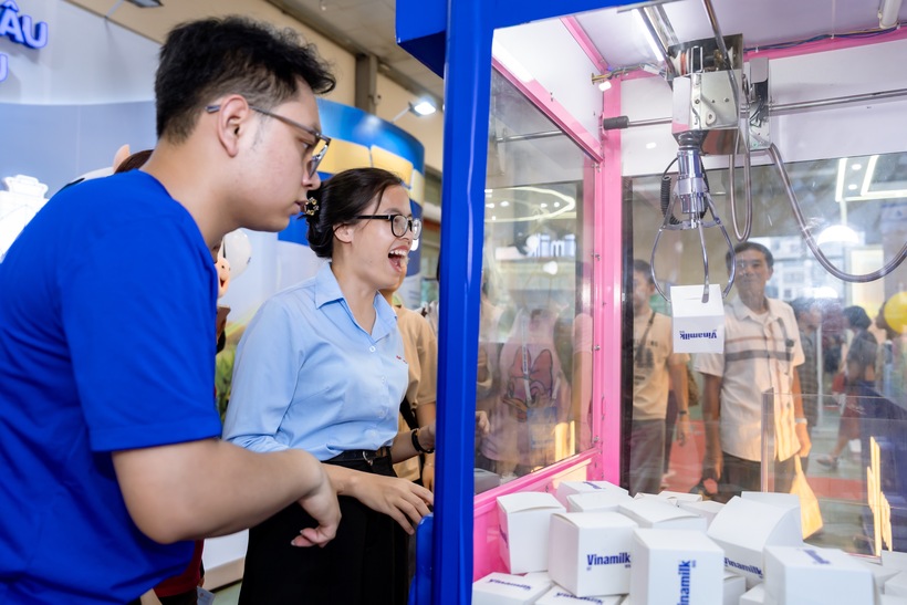 Các hoạt động tương tác đổi quà diễn ra xuyên suốt, thu hút sự quan tâm của nhiều khách tham quan (Ảnh: Duy Cường).