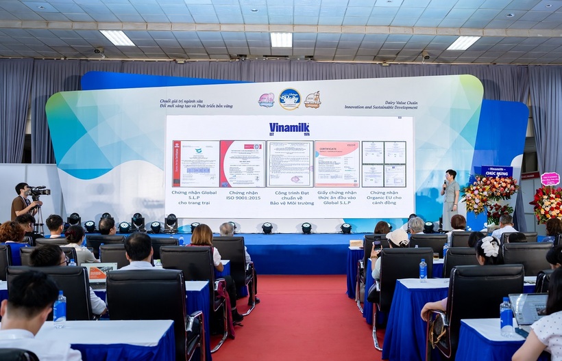 Bà Nguyễn Thị Nga – Trưởng bộ phận Quản lý nguồn sữa tươi nguyên liệu Vinamilk chia sẻ về chuyển đổi xanh trong chăn nuôi bò sữa (Ảnh: Duy Cường).