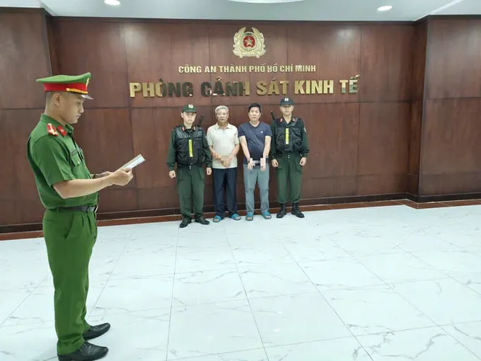 Cơ quan Công an tống đạt quyết định khởi tố vụ án, khởi tố bị can và lệnh bắt tạm giam đối với các đối tượng.