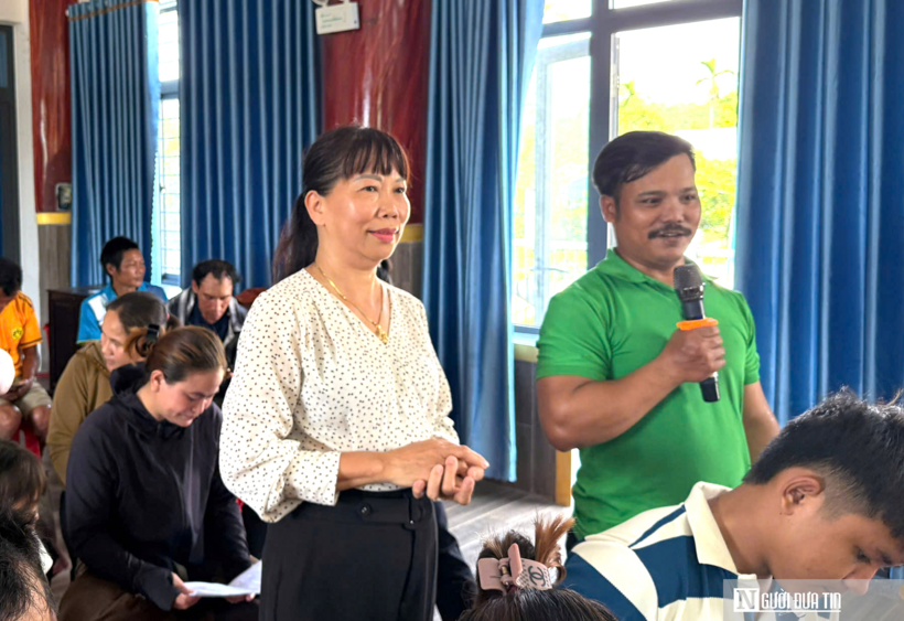 Bà Nguyễn Thị Dung giúp người dân hiểu rõ hơn các quy định về bình đẳng giới, hôn nhân gia đình và trách nhiệm phòng, chống bạo lực gia đình.