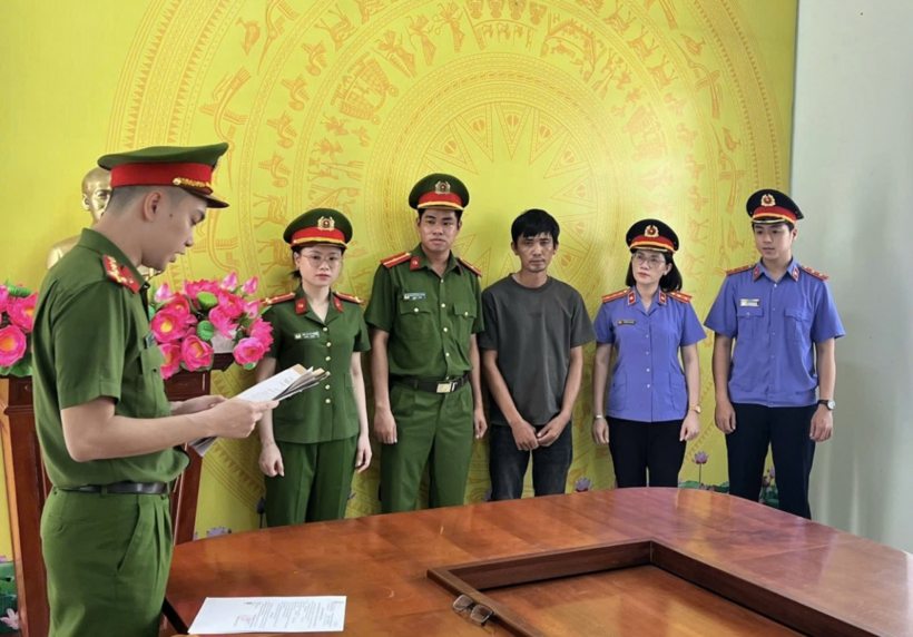 Cơ quan Cảnh sát điều tra tống đạt quyết định bắt bị can Phan Ngọc Linh để tạm giam. (Ảnh: Công an tỉnh Quảng Trị)