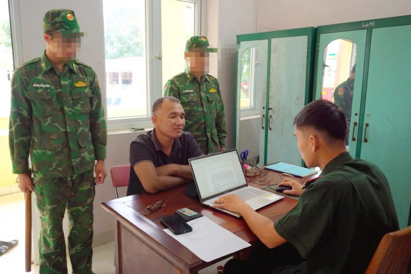 Đối tượng bị lực lượng biên phòng bắt giữ. (Ảnh: Dân trí)