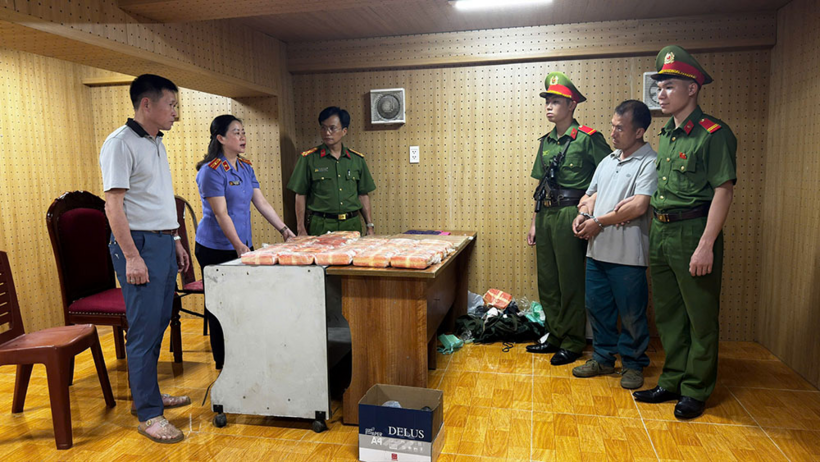 Lực lượng chức năng đấu tranh với đối tượng Thào Lệnh. (Ảnh: Công an tỉnh Sơn La)