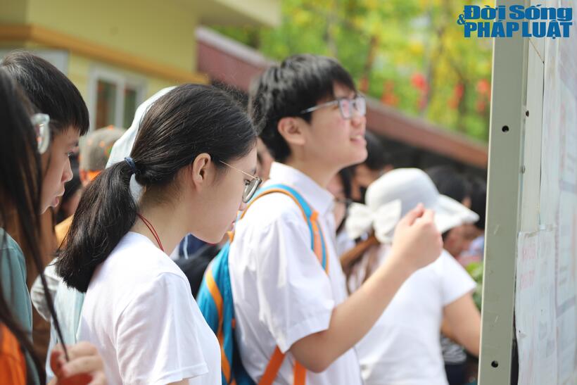 Thí sinh Kỳ thi vào lớp 10 THPT năm 2026 tại Hà Nội trong buổi làm thủ tục thi ngày 29/5. Ảnh: Lê Liên