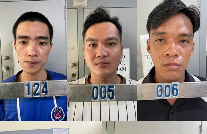 Nhóm đối tượng mang dao đi chém người . Ảnh: Công an An Giang