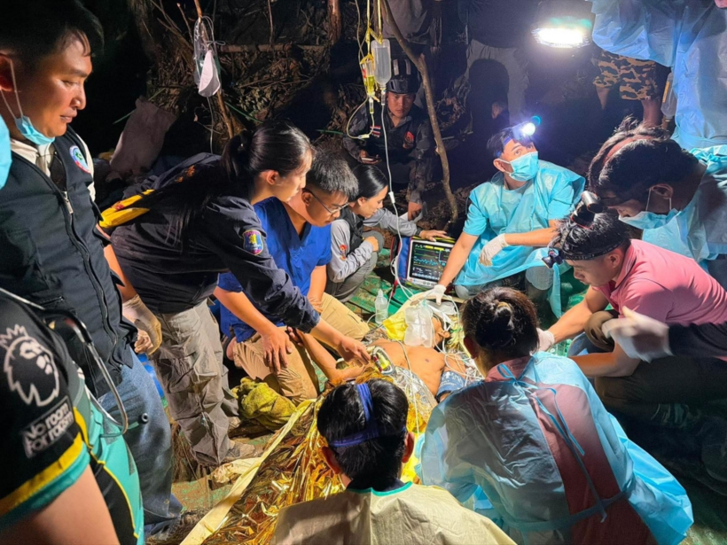Lực lượng cứu nạn chăm sóc người đầu tiên được giải cứu khỏi hang ngập nước ở Lào.&nbsp;(Ảnh: Đội tình nguyện cứu nạn nhân dân Lào)