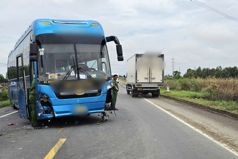 Chiếc xe khách có liên quan đến vụ tai nạn . Ảnh: Dân Trí
