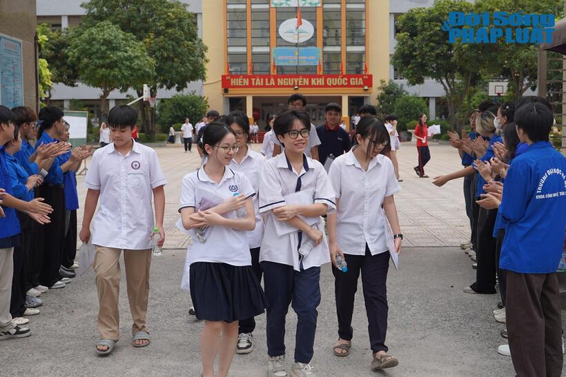 Các sĩ tử tại điểm thi trường THCS Mỗ Lao tự tin bước ra khỏi phòng thi sau 120 phút thi môn Ngữ văn