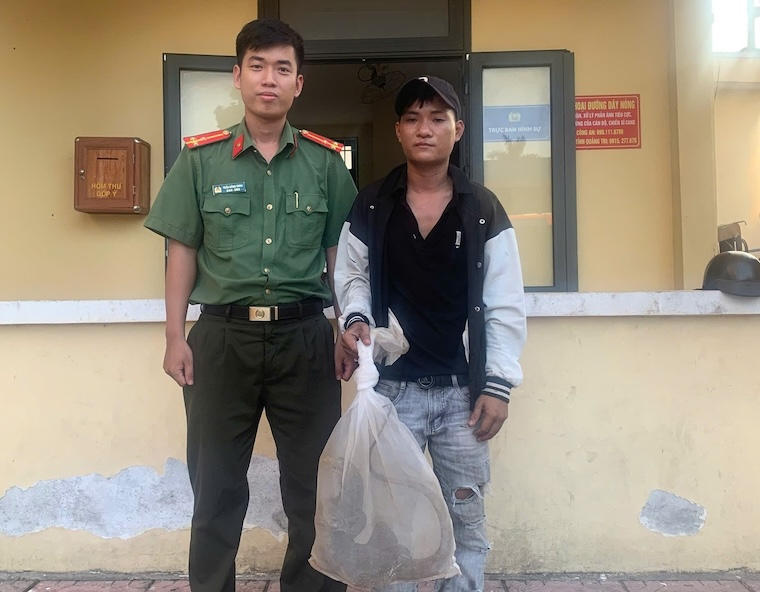 Cá thể kỳ đà vân nằm trong bao lưới được người dân đưa đến giao nộp tại trụ sở Công an phường Quảng Trị. Ảnh: Công an phường Quảng Trị