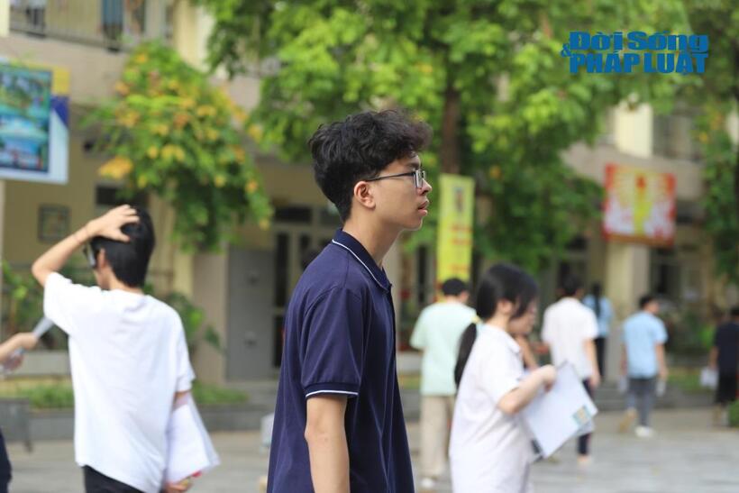 Thí sinh bước vào phòng thi vào 10 tại Hà Nội