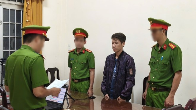 Cơ quan Công an thi hành quyết định tạm giữ hình sự đối với Lê Quốc Bình. Ảnh: Công an Vĩnh Long