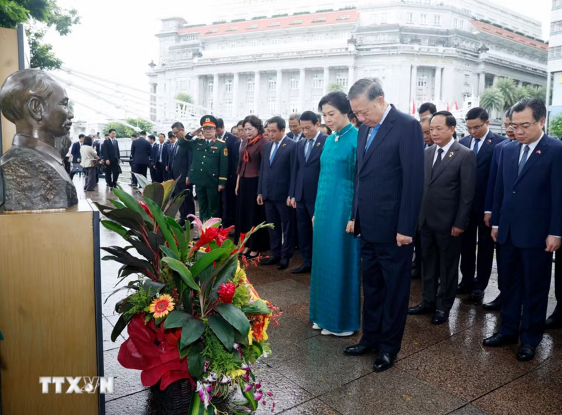 Tổng Bí thư, Chủ tịch nước Tô Lâm và Phu nhân cùng đoàn đại biểu cấp cao Việt Nam tưởng nhớ Chủ tịch Hồ Chí Minh - Ảnh: TTXVN