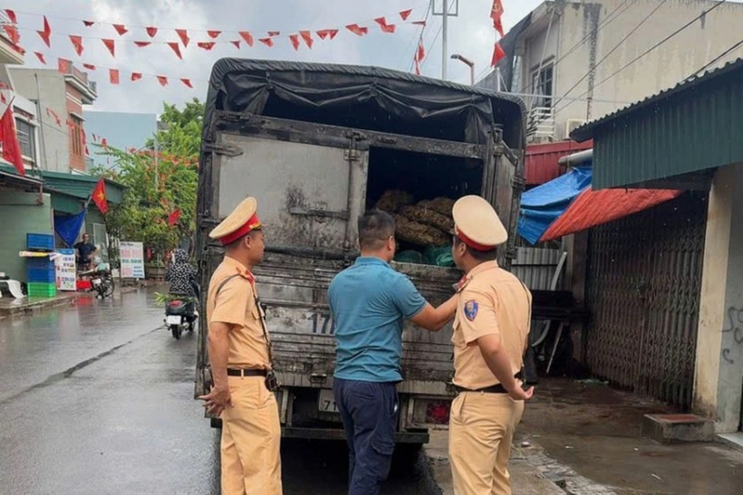 Chiếc ô tô chở 2,1 tấn tóp mỡ có dấu hiệu bị mốc, bốc mùi (Ảnh: Công an Hưng Yên).