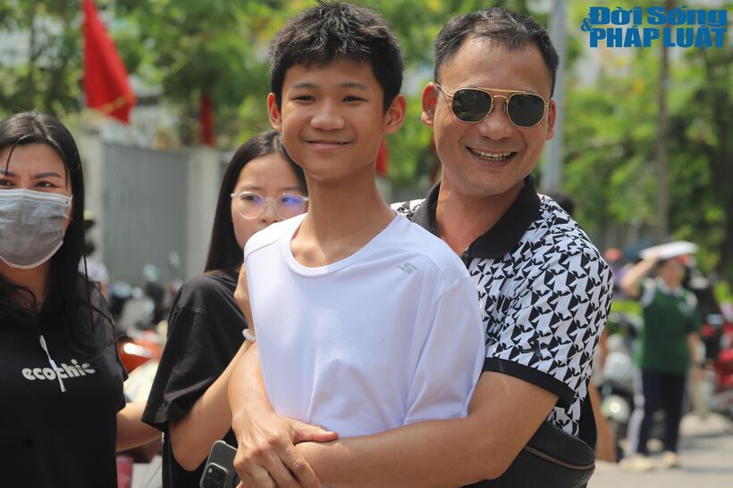 Kỳ thi vào lớp 10 ở Hà Nội từ nhiều năm nay luôn được xem là một cuộc đua đầy thử thách bởi số lượng thí sinh đông và tỷ lệ cạnh tranh cao. Mỗi mùa thi đi qua lại ghi dấu biết bao câu chuyện về sự nỗ lực, quyết tâm và trưởng thành của các học sinh. Dù kết quả cuối cùng ra sao, việc dám đối mặt với áp lực, kiên trì theo đuổi mục tiêu và hoàn thành kỳ thi đã là một chiến thắng đáng tự hào đối với các em.