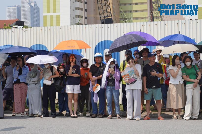 Theo ghi nhận của PV ĐS&PL, sau khi kết thúc môn thi Toán, có em cười rạng rỡ khoe “mình là Thủ khoa”, còn có những nụ cười rạng rỡ xuất hiện ngay trước cổng trường. Đó là niềm vui của những thí sinh làm bài đúng như mong đợi, tự tin với những gì mình đã thể hiện. Nhiều em hồ hởi chia sẻ về những câu hỏi quen thuộc, những dạng bài đã ôn tập kỹ lưỡng và cảm giác nhẹ nhõm khi cuối cùng cũng vượt qua được thử thách lớn đầu tiên trên hành trình học tập.