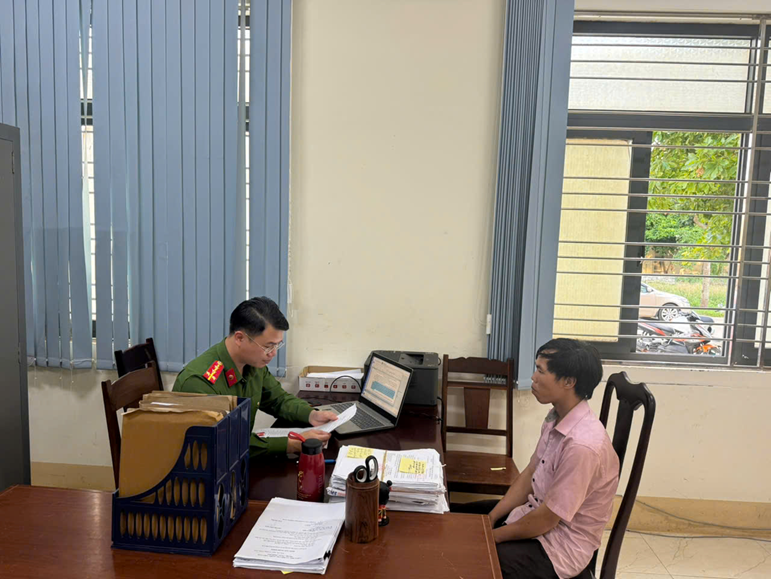 Đối tượng Đặng Văn tiến làm việc tại cơ quan công an. (Ảnh: Công an tỉnh Đắk Lắk)