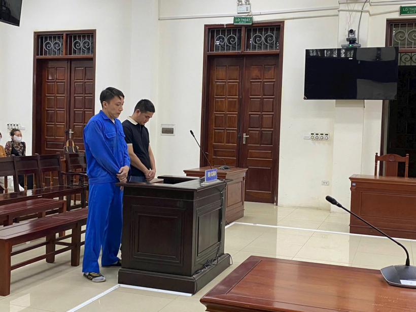 Hai đối tượng Dự (áo đen) và Ngọc (áo xanh) tại tòa. Ảnh: Công lý