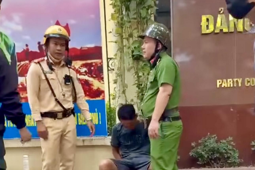Đối tượng được lực lượng chức năng khống chế. Ảnh: Đại biểu Nhân dân