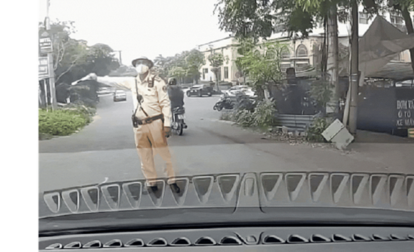 Người tự xưng là thầy dạy lái xe đăng clip ghi lại quá trình làm việc với CSGT trong đó có những phát ngôn bị đánh giá là không đúng chuẩn mực. Ảnh cắt từ clip/Sức khỏe & Đời sống