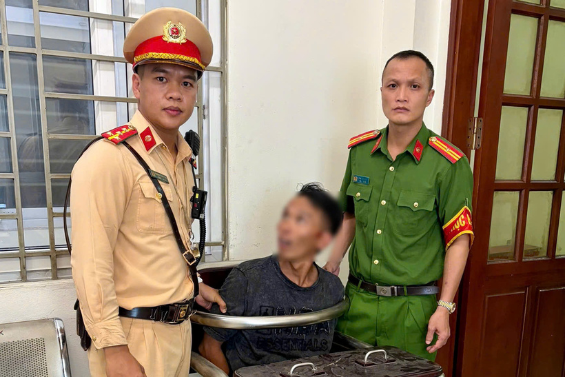 Đối tượng được khống chế, bàn giao cơ quan công an để xử lý.