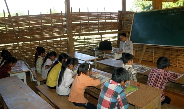 Học tại thôn đặc biệt khó khăn khác có được hỗ trợ chi phí học tập? (Ảnh minh họa)