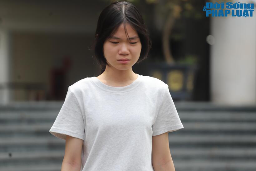 Nhiều giọt nước mắt lăn sau khi bước ra khỏi phòng thi