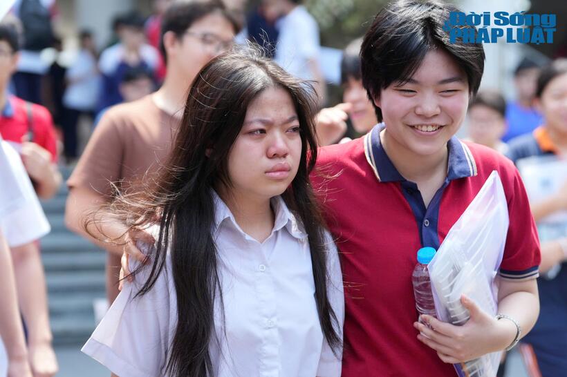 Em Nguyễn Hiền Anh, học sinh Trường THCS Mai Dịch đã không kìm được nước mắt vì hạnh phúc khi hoàn thành kỳ thi, đã chính thức được nghỉ hè sau chuỗi ngày ôn luyện vất vả.