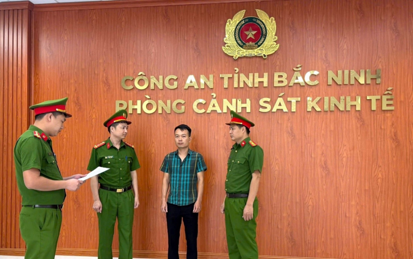 Cơ quan Cảnh sát điều tra Công an tỉnh Bắc Ninh đọc quyết định khởi tố bị can, Lệnh bắt bị can để tạm giam đối với Vũ Văn Cương. (Ảnh: Công an tỉnh Bắc Ninh)