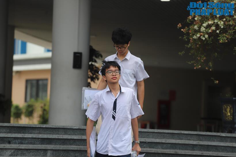 Thí sinh hoàn thành môn thi cuối trong kỳ thi lớp 10 tại Hà Nội