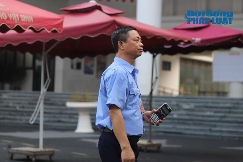 Sau khi được bố mẹ cấp cứu, tình nguyện viên cùng bảo vệ điểm thi sẽ hỗ trợ mang vào phòng cho thí sinh