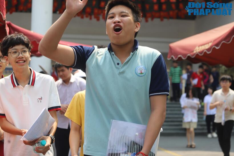 Vừa bước ra phòng thi,
Lê Gia Khoa (Học sinh trường THCS Thanh Xuân Trung) thậm chí còn tự tin tuyên bố mình có khả năng trở thành "Thủ khoa" của điểm thi. Với gương mặt rạng rỡ, Khoa cho biết: "Em tự tin mình được ít nhất 9 điểm Toán. Với em, đề này không quá khó vì ở trường em đã được ôn tập những dạng bài nặng đô hơn nhiều. Em không thấy phần nào đánh đố cả". Được biết, nguyện vọng của Khoa là vào trường THPT Hoàng Văn Thụ và Lương Thế Vinh.