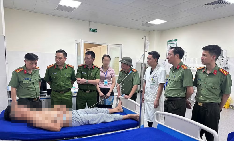 Ban Giám đốc Công an tỉnh thăm, động viên cán bộ bị thương. (Ảnh: Tiền phong)
