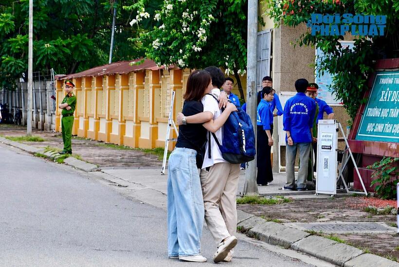 Phụ huynh động viên con trước khi bước vào môn thi Toán