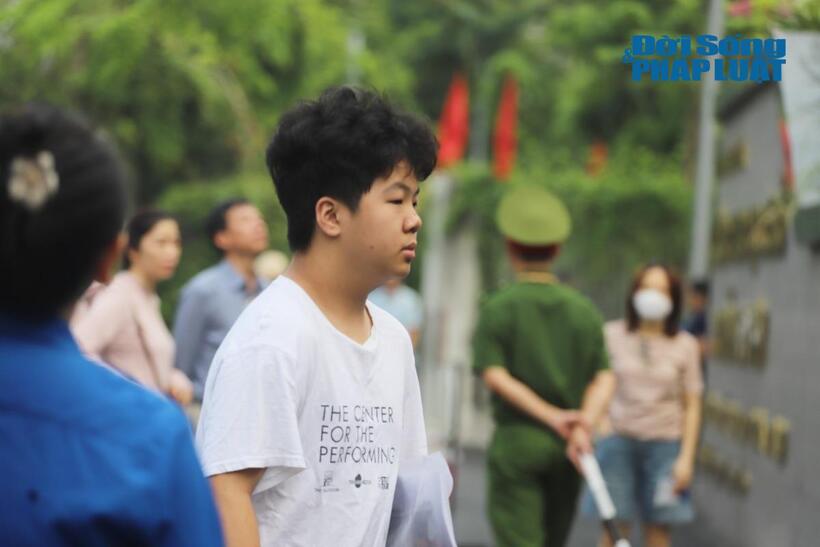 Ngày thi môn Toán vào lớp 10 tại Hà Nội: Sĩ tử tự tin "vượt vũ môn", người quên máy tính, đồng hồ sát giờ thi - 5
