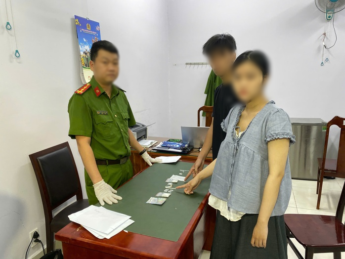 Công an làm việc với Hồ Ngọc Trinh và Nguyễn Tuấn Anh. Ảnh: Người lao động