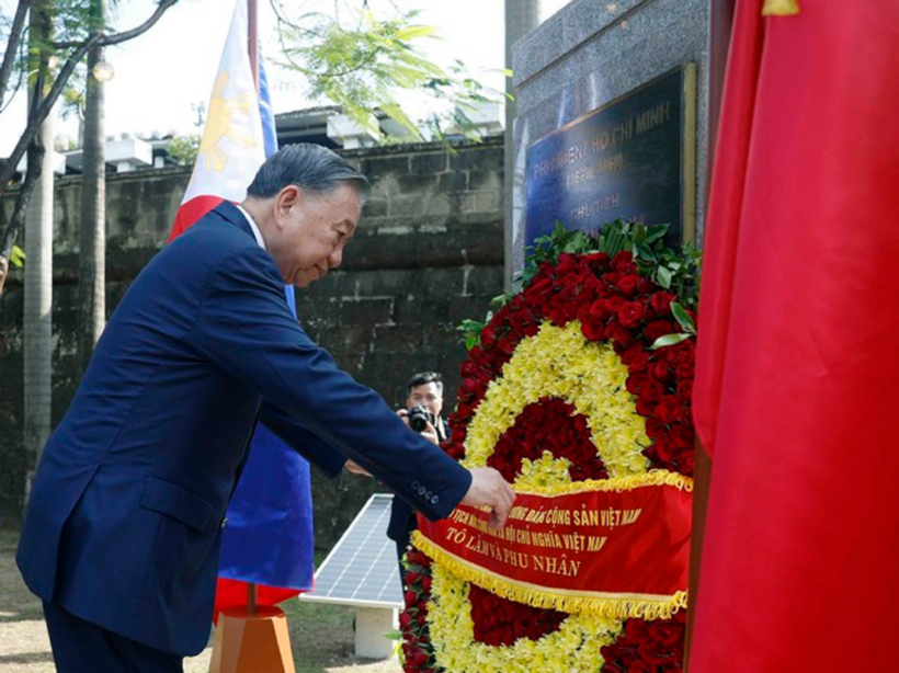 Tổng Bí thư, Chủ tịch nước Tô Lâm dâng hoa tại Tượng đài Chủ tịch Hồ Chí Minh (Ảnh: TTXVN).