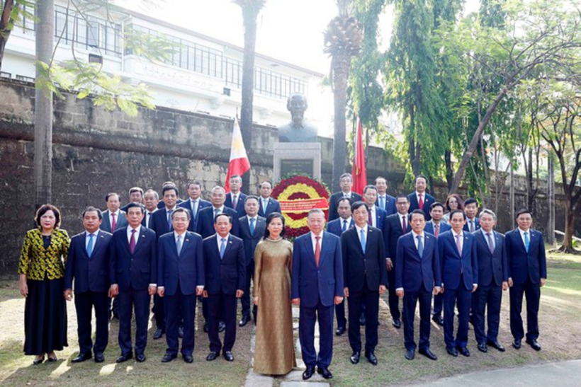 Tổng Bí thư, Chủ tịch nước Tô Lâm và Phu nhân cùng đoàn đại biểu cấp cao Việt Nam chụp ảnh lưu niệm tại Tượng đài Chủ tịch Hồ Chí Minh (Ảnh: TTXVN).