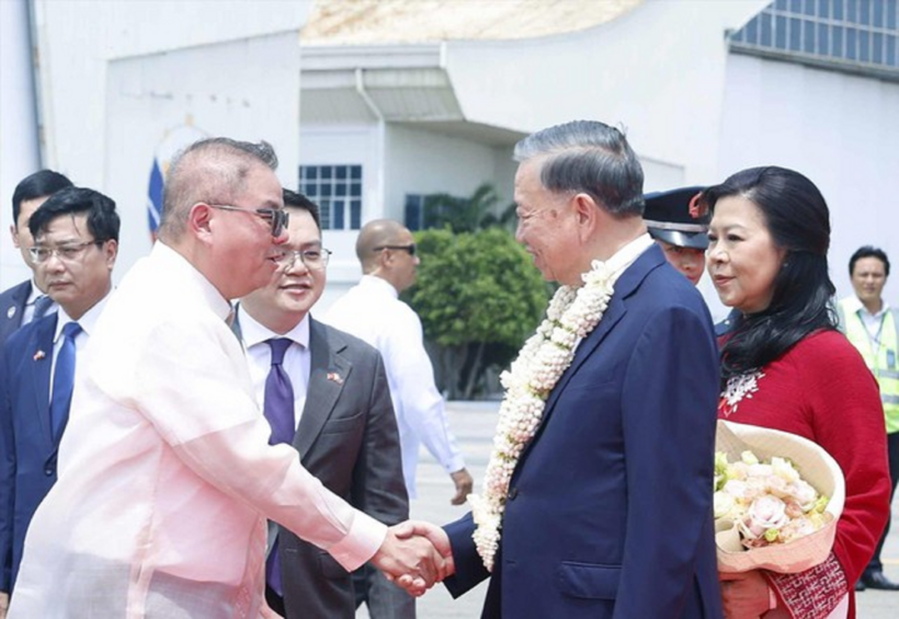 Tổng Bí thư, Chủ tịch nước Tô Lâm và Phu nhân đến Manila, bắt đầu chuyến thăm cấp Nhà nước tới Philippines (Ảnh: TTXVN)