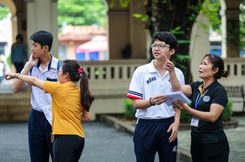 Cán bộ coi thi hướng dẫn vị trí phòng thi lớp 10 cho thí sinh tại TP.HCM. Ảnh: Thanh niên