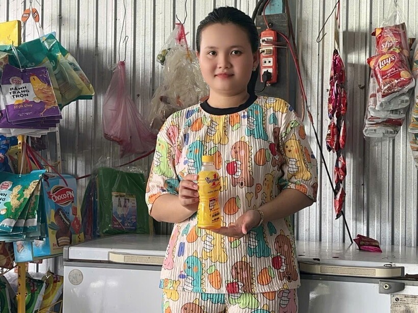 Chị Lê Thị Ngọc Trang bên quán nhỏ tại An Giang — nơi câu chuyện trúng 50 triệu đồng từ một lần xé nhãn chai Number 1 bắt đầu lan khắp xóm &nbsp;(Ảnh NVCC).