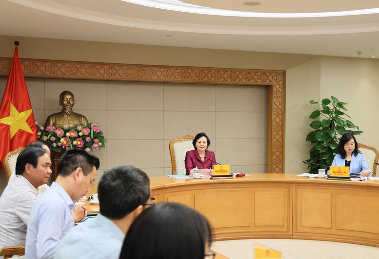 Phó Thủ tướng nhấn mạnh bảo vệ sức khỏe và tính mạng nhân dân phải được đặt lên hàng đầu - Ảnh: VGP/Thu Giang