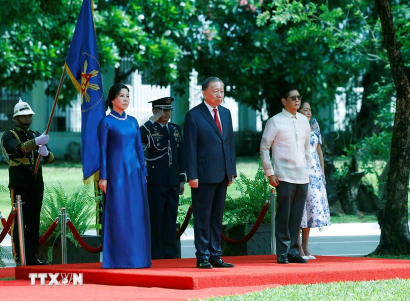Tổng Bí thư, Chủ tịch nước Tô Lâm và Phu nhân cùng Tổng thống Philippines Ferdinand Romualdez Marcos Jr. và Phu nhân trên bục danh dự, nghe Quân nhạc cử Quốc thiều hai nước - Ảnh: TTXVN