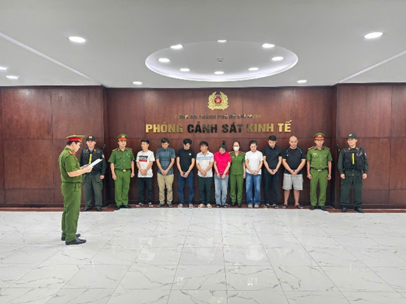 Các nghi phạm khi cơ quan công an đọc quyết định khởi tố bị can. Ảnh: Công an TP. HCM