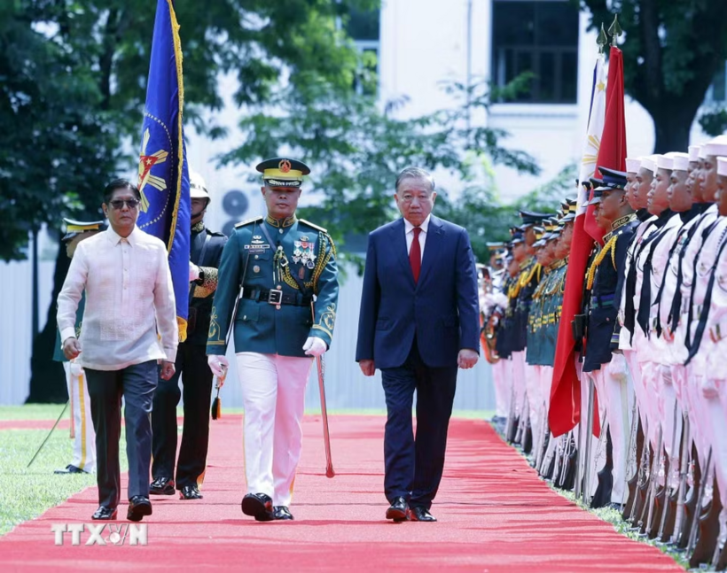 Tổng Bí thư, Chủ tịch nước Tô Lâm và Tổng thống Philippines Ferdinand Romualdez Marcos Jr. duyệt Đội danh dự - Ảnh: TTXVN