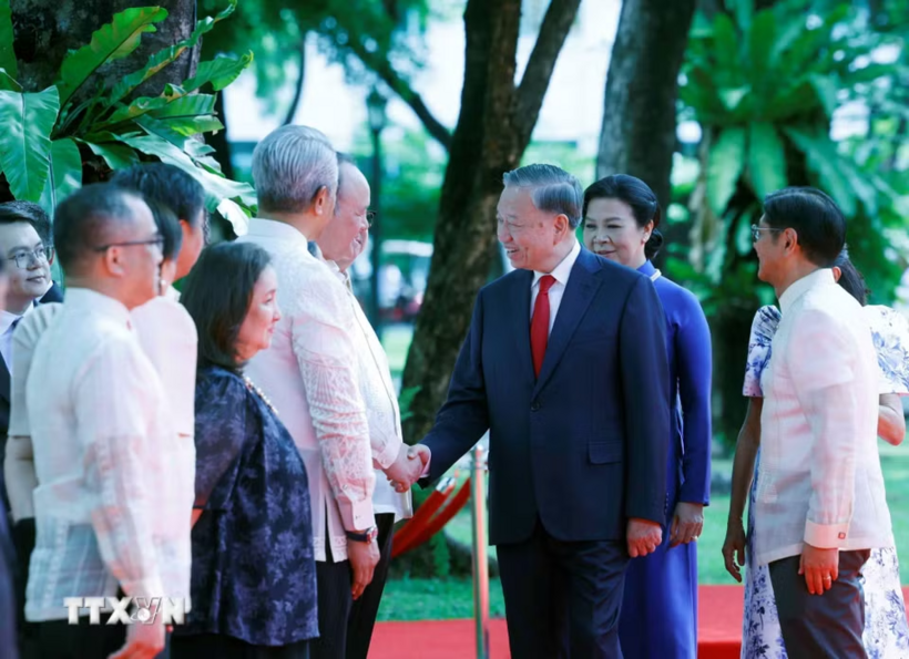 Tổng thống Philippines Ferdinand Romualdez Marcos Jr. giới thiệu với Tổng Bí thư, Chủ tịch nước Tô Lâm và Phu nhân thành viên đoàn cấp cao Việt Nam dự Lễ đón - Ảnh: TTXVN