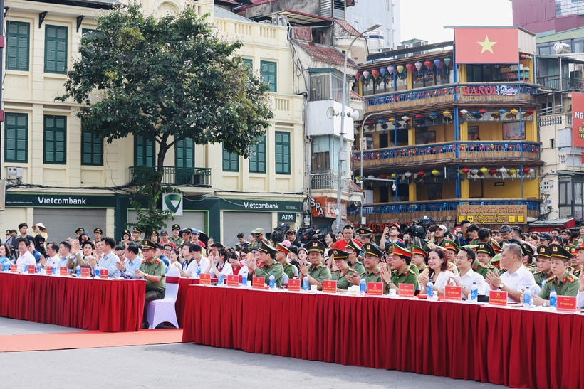 Công an thành phố Hà Nội tổ chức Lễ hưởng ứng Cuộc thị sáng tạo video clip “Tổ quốc bình yên” - Ảnh: Vi Nam