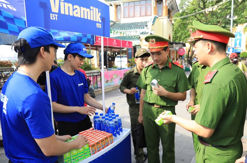 Các chiến sĩ Công an nhân dân tìm hiểu sản phẩm dinh dưỡng Vinamilk. Ảnh: Vi Nam