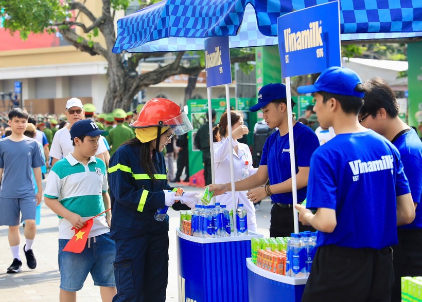 Các sản phẩm dinh dưỡng Vinamilk được lựa chọn phù hợp với nhiều nhóm đối tượng, từ trẻ em đến các lực lượng thực hiện nhiệm vụ và người dân. Ảnh: Vi Nam