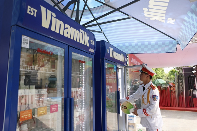 Những sản phẩm dinh dưỡng mát lành của Vinamik đã góp phần giúp các lực lượng phục vụ chương trình giải khát và tiếp thêm năng lượng. Ảnh: Vi Nam